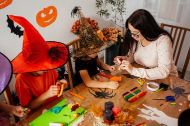 İlkokulda cadılar bayramı atölyesinde çocuklar