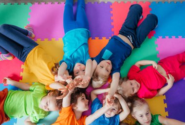 Kreşteki aktif oyunlardan sonra dinlenme zamanı.