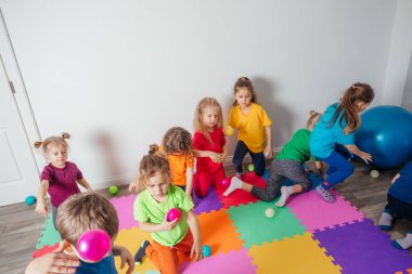 Enerjik gençler bir sürü renkli topu atıyor.