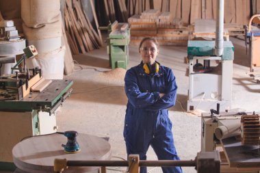 Genç kız ahşap fabrikasında profesyonel olarak tecrübeli.