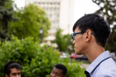 Şehir parkındaki Asyalı genç adam.