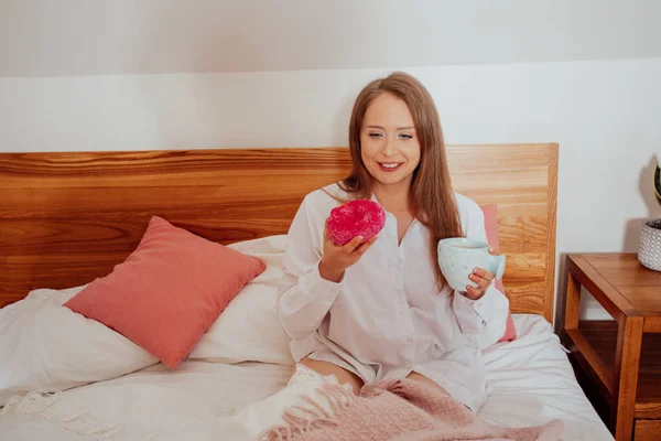 Beber café y comer donut para desayunar en la cama —  Fotos de Stock