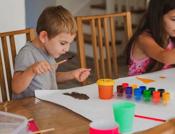 子供たちは大きな紙に絵を描いて喜んでいます — ストック写真