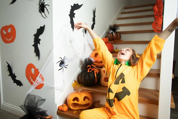 Linda chica en traje de Halloween asustando a sus invitados — Foto de Stock