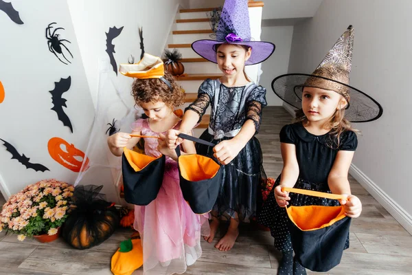 Meninas recebendo um monte de doces durante halloween truque ou tratamento — Fotografia de Stock