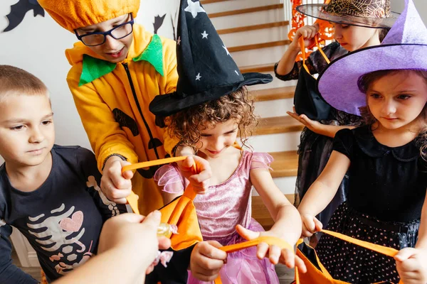 Kindergruppe wartet auf Halloween-Bonbons — Stockfoto