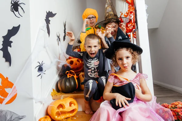 Halloween ünnepi buli gyerekeknek. Gyerekek jelmezben a lépcsőn. — Stock Fotó