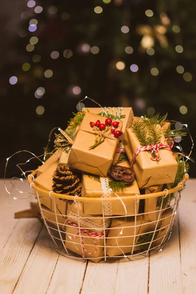 Ekologické vánoční dárky v košíku pro adventní kalendář — Stock fotografie