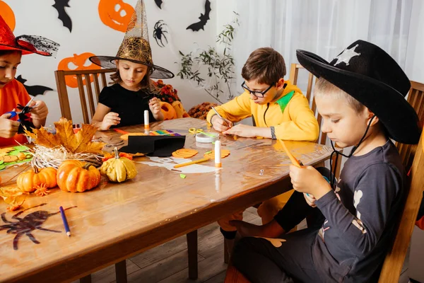 Kinder beim Halloween-Workshop in der Grundschule — Stockfoto