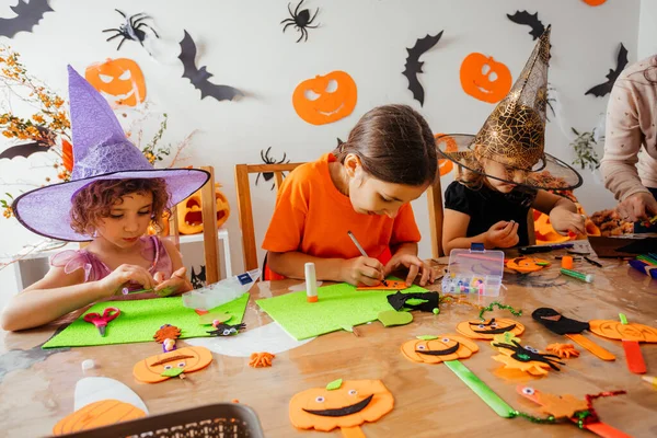 Crianças felizes durante a aula de arte de Halloween em casa — Fotografia de Stock