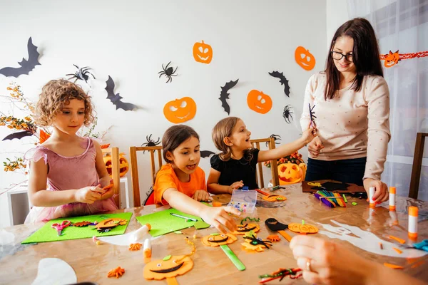 Szczęśliwe dzieci podczas lekcji sztuki Halloween w domu — Zdjęcie stockowe