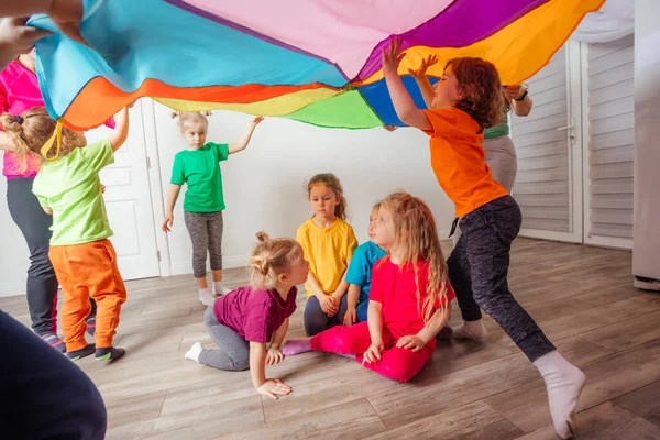 Organisierte Teambuilding-Spiele für Kinder mit Regenbogen-Baldachin — Stockfoto