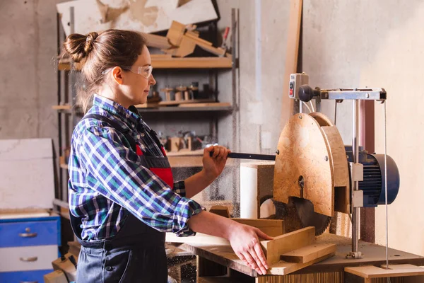 Γυναίκα υπάλληλος σε ξυλουργική μονάδα που λειτουργεί με δισκοπρίονο — Φωτογραφία Αρχείου