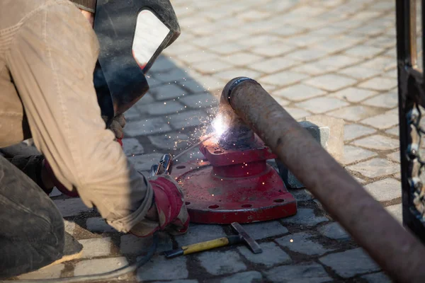 El soldador sujeta los tubos oxidados con una herramienta especial — Foto de Stock