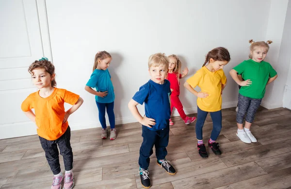 Grupo de crianças fazendo ginástica no jardim de infância ou creche — Fotografia de Stock