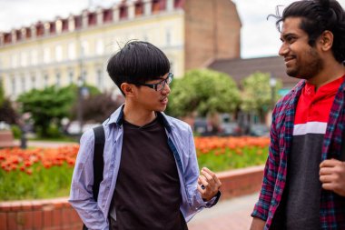 İki çok ırklı erkek en iyi arkadaş dışarıda buluşuyor.