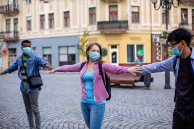 Salgın sırasında sosyal mesafeler, dışarıda elleri düzleşmiş insanlar.