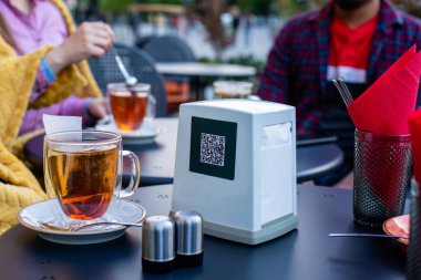 Çevrimiçi menü için QR kodlu yakın çekim peçete dağıtıcısı