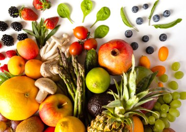 Yığınla taze sebze ve meyve yığını.