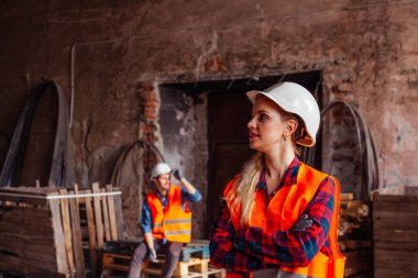 Depodaki genç kadın kameraya gülümsüyor.