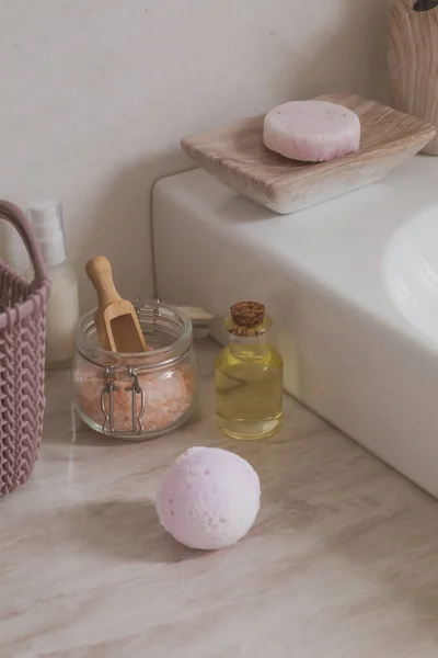 Pachnące mydło robione ręcznie w łazience. — Zdjęcie stockowe