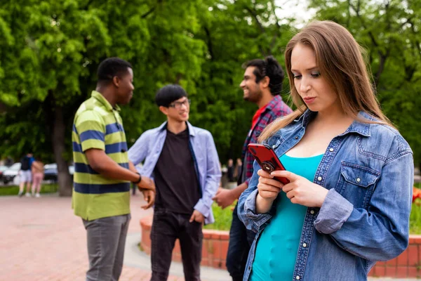 Bella ragazza prendendo selfie durante l'incontro con gli amici maschi — Foto Stock