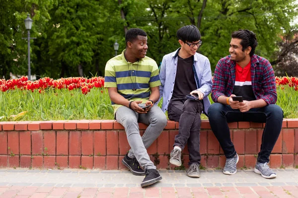 Três jovens se reunindo durante a pausa entre palestras universitárias — Fotografia de Stock