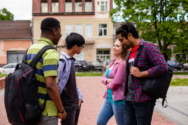 Treffen fröhlicher multiethnischer College-Freunde im Freien — Stockfoto