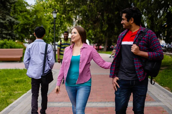 Multiracial romantiska par promenader i vacker park — Stockfoto