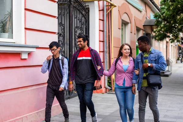 Amigos multirraciais indo às compras após o bloqueio — Fotografia de Stock