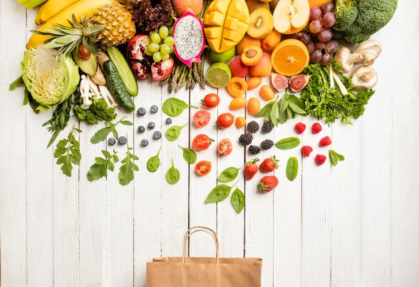 Compras de frutas y verduras con bolsa ecológica — Foto de Stock