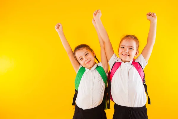 Deux sœurs écolières sont heureuses de finir l'école — Photo