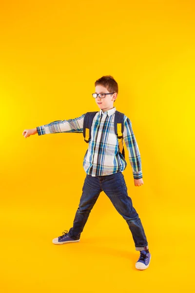 De kleine schooljongen doet alsof hij een superheld is. — Stockfoto