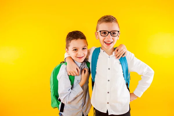 Deux amis d'école se tiennent dans une étreinte et sourient — Photo