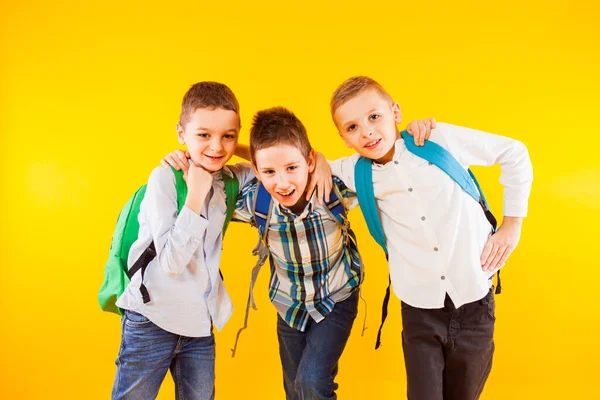 De små skoleguttene har det gøy og viser styrke – stockfoto