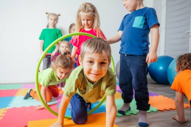 Kameraya yakından bakan gülen çocuğun portresi.
