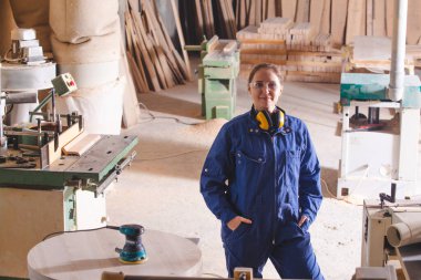 Genç kız ahşap fabrikasında profesyonel olarak tecrübeli.