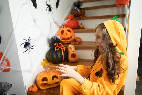 Nettes Mädchen im Halloween-Kostüm erschreckt ihre Gäste — Stockfoto