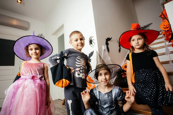 A gyerekek ünnepi jelmezben várják a halloween meglepetéseket. — Stock Fotó