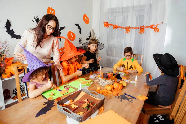 Lärare hjälper kreativa barn att göra pappersbokmärken — Stockfoto