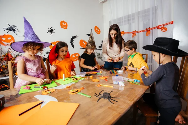 Dzieci podczas warsztatów halloween w szkole podstawowej — Zdjęcie stockowe