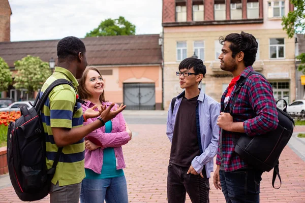 Encontro ao ar livre de amigos universitários multiétnicos alegres — Fotografia de Stock