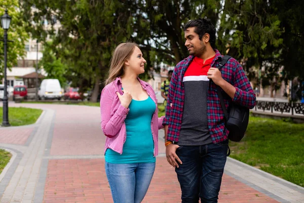 Multiracial romantiska par promenader i vacker park — Stockfoto