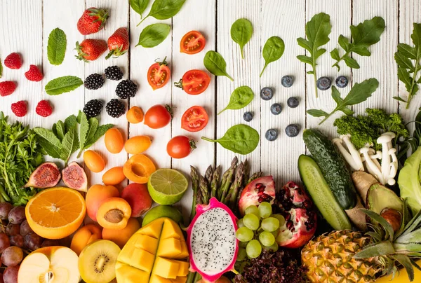 Vegetariánské složení čerstvé zeleniny a ovoce — Stock fotografie