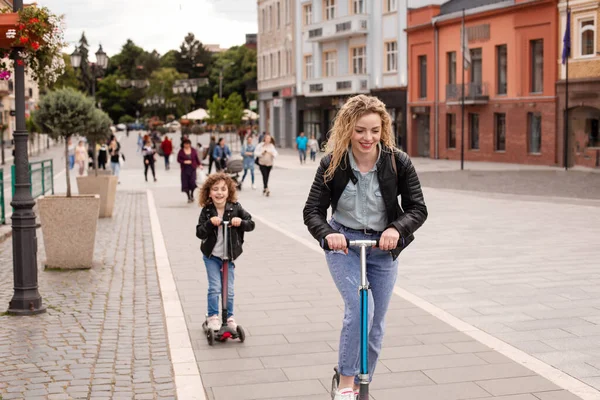 Mam en dochter hebben een geweldige tijd rijden scooters — Stockfoto