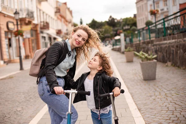 Identyczna mama i córka ze skuterami w mieście — Zdjęcie stockowe