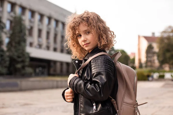 Het meisje loopt rond in de stad met een tas. — Stockfoto