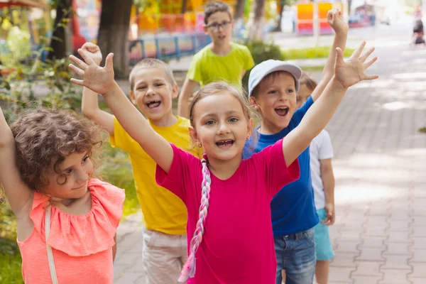 Alegres niños emocionales que se divierten al aire libre — Foto de Stock