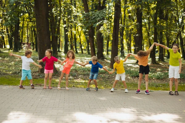 Niños jugando al aire libre juegos de team building en la guardería — Foto de Stock