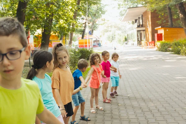 Heerlijke kinderen die buiten spelen op zomerkamp — Stockfoto